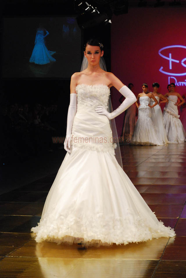 Vestido de novia strapless bordado con vuelo Dario Arbina